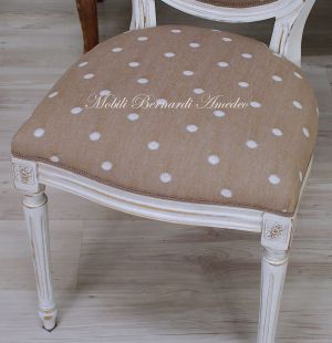 Sedia poltroncina in legno stile classico con finitura molto anticata e consumata tipo shabby